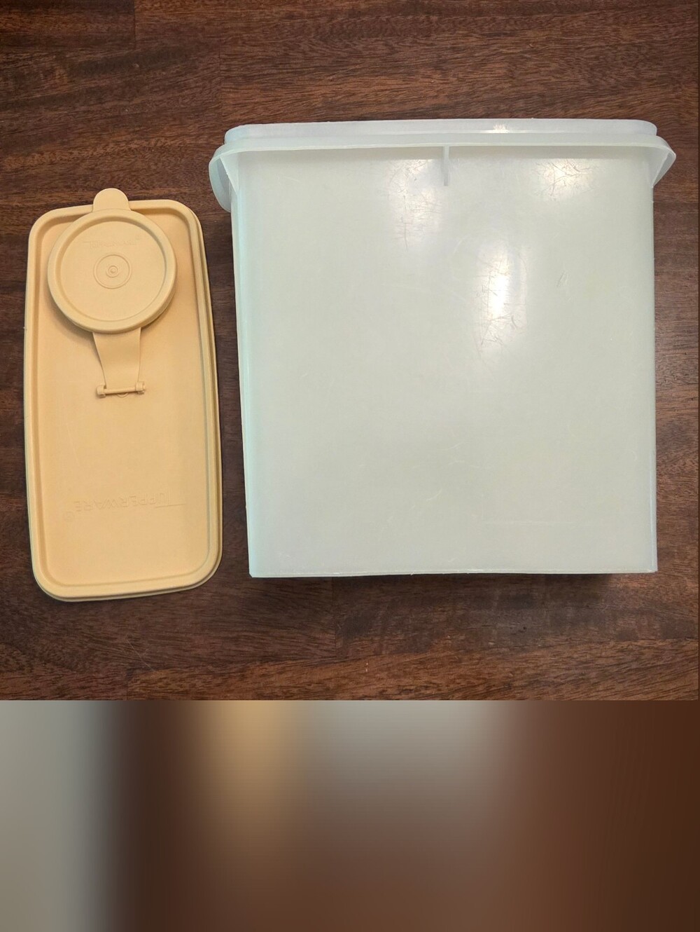 Vintage Tupperware Store & Pour Cereal Storage Container With Tan/Beige Lid